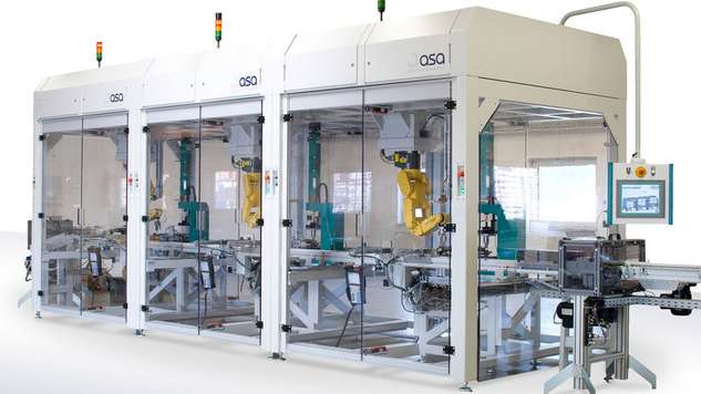 [Translate to Japan:] Assembly line consisting of three robot cells with three press stations